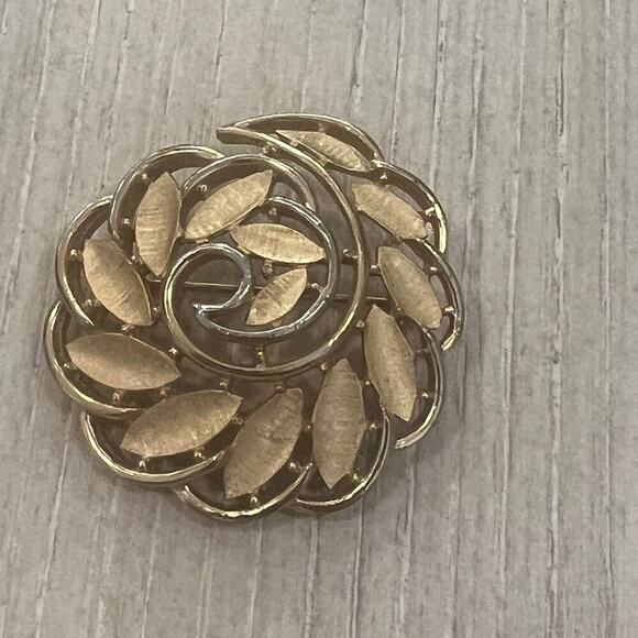 VINTAGE GOLD TONE TRIFARI PIN BROOCH - Picture 4 of 4